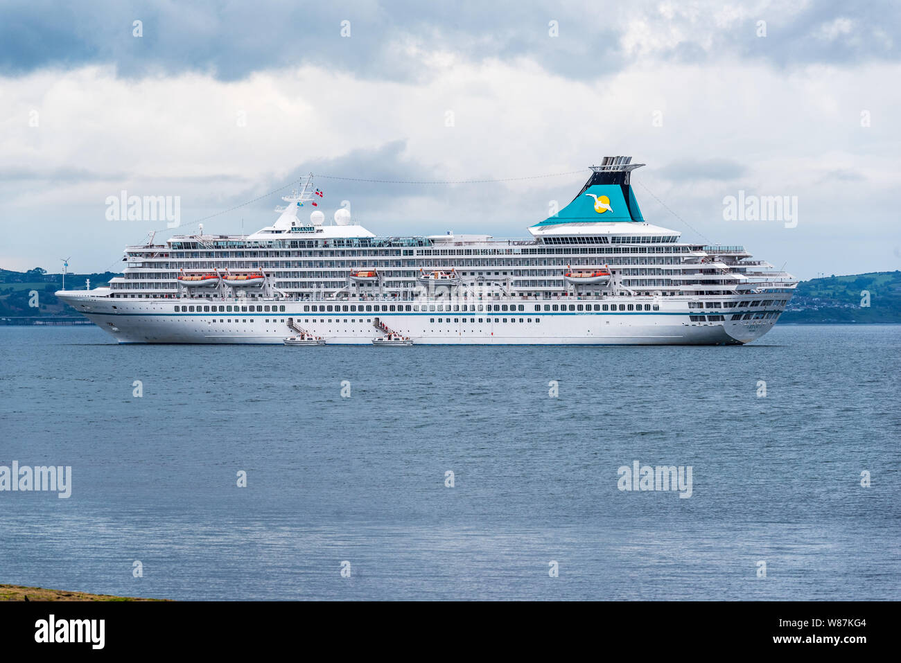 Le Phoenix Reisen Artania Ancré À Belfast Lough À Bangor, En Irlande Du Nord. Banque D'Images