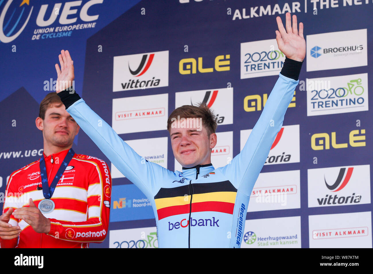 Alkmaar, Pays-Bas. Le 08 août, 2019. ALKMAAR, 08-08-2019, le centre-ville d'Alkmaar, championnat d'Europe à vélo, cycliste Evenepoel Remco remporte le championnat d'Evenepoel Remco cycliste . c) la célébration de la victoire après le jeu UFC vélo championnats européens. Credit : Pro Shots/Alamy Live News Banque D'Images