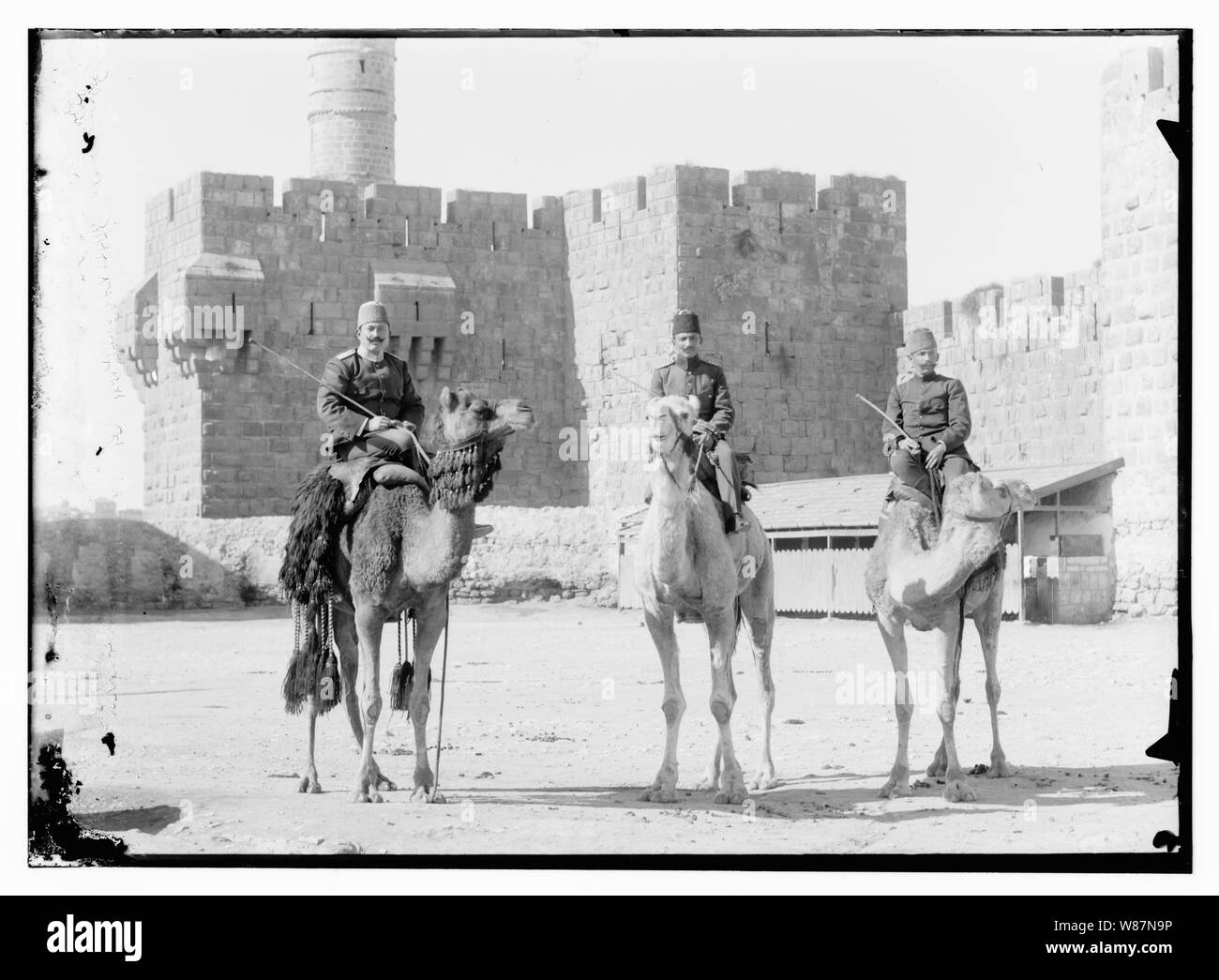 3 Turk. c.-à-d officiers turcs sur des chameaux avant Tour de David Banque D'Images