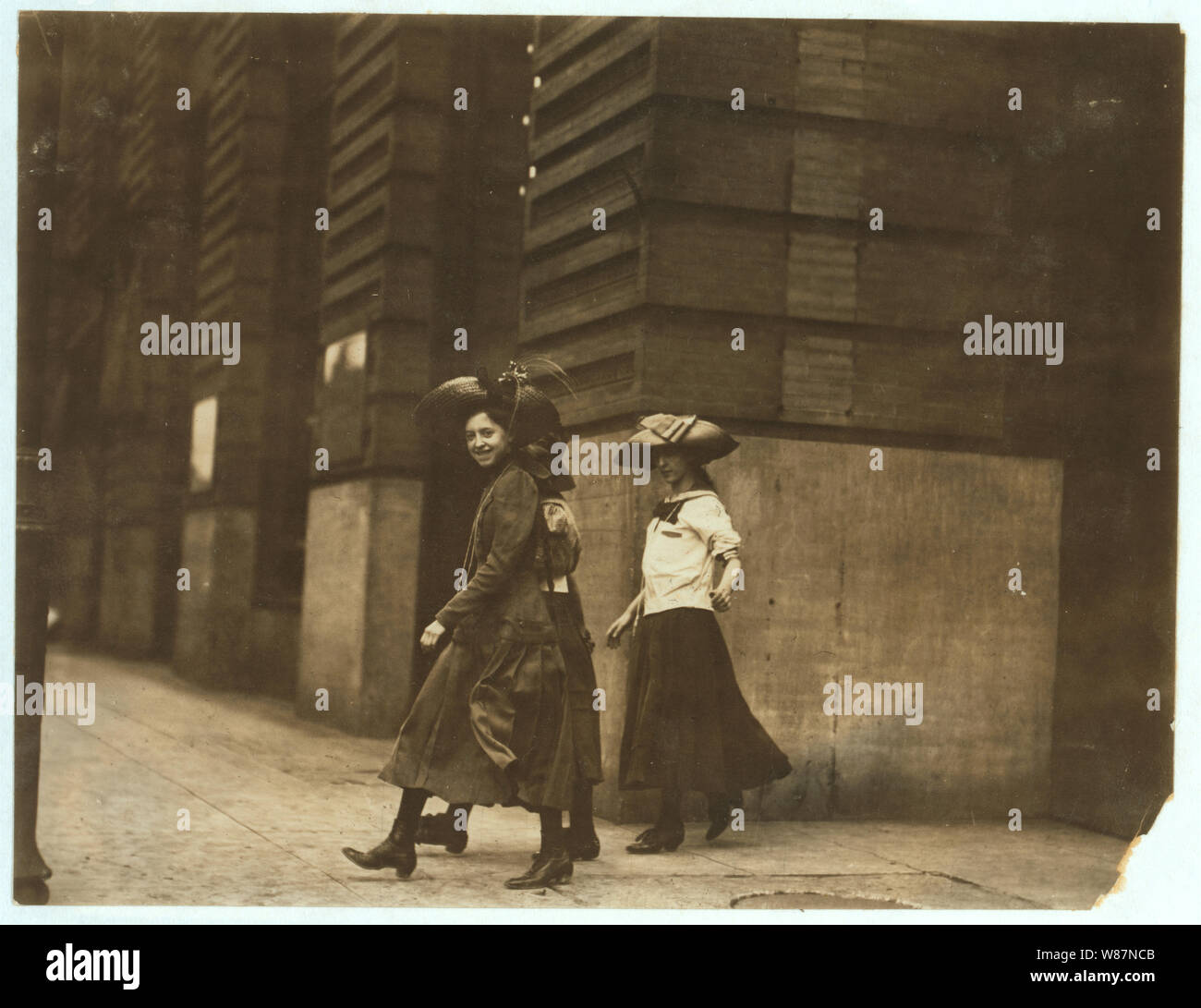 3 jeunes filles qui travaillent dans la médecine et dans l'usine Salvan magasin de graines. Près de Olive 14e Rue midi, 12 mai, 1910. Banque D'Images
