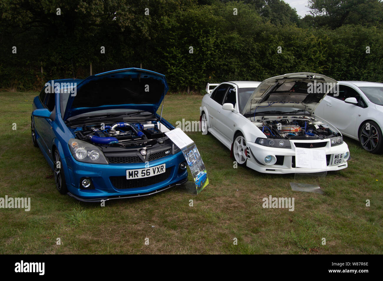 Vauxhall Astra VXR et Mitsuibishi Evo 6 côte à côte au Festival de roues montrent à la Trinity Park, Ipswich Suffolk au Royaume-Uni. Banque D'Images