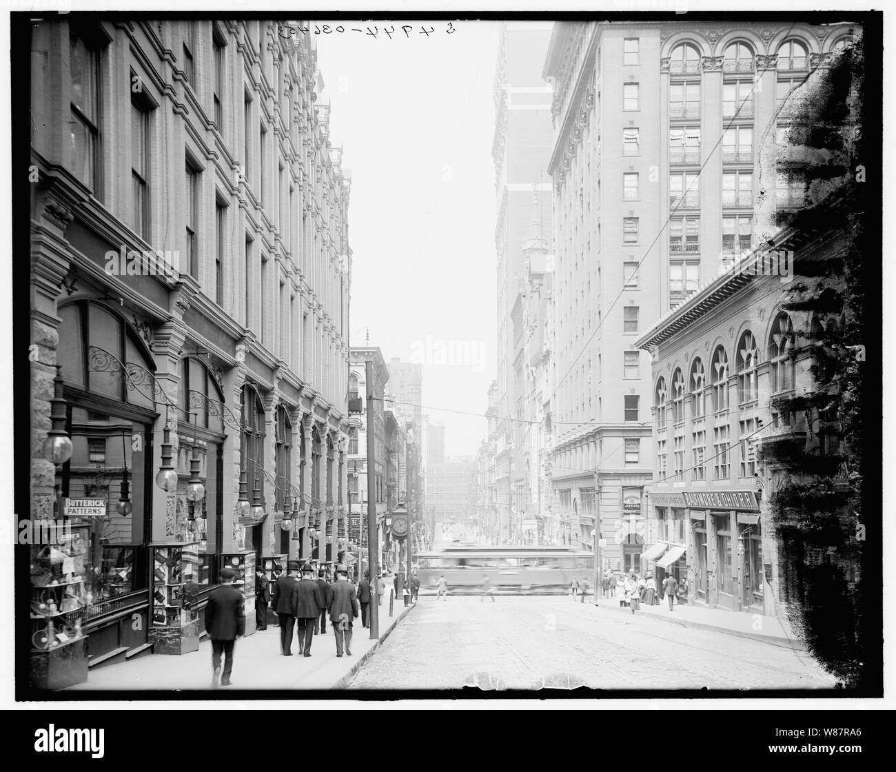 Pittsburgh, Pa., Cinquième Avenue, à la date du nord entre 1900 et 1910 Titre Notes de veste. 4944 sur négatif. Detroit Publishing Co. no 036453. Don de la Société historique de l'État du Colorado ; 1949. Les sociétés sises Rue États-Unis--New York--Pittsburgh Pennsylvanie--Pittsburgh Banque D'Images