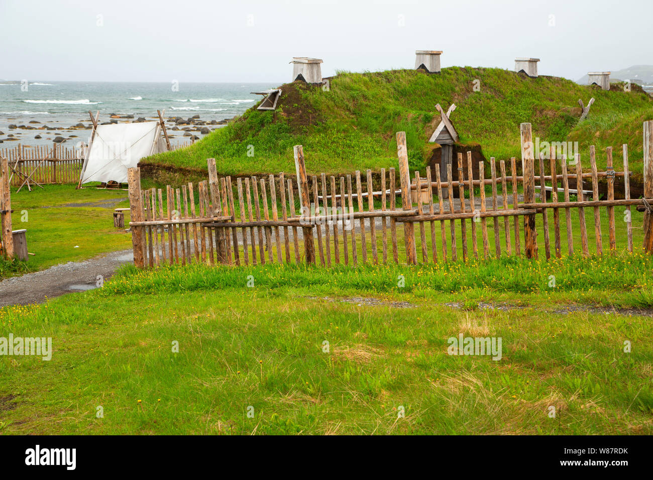 Construction Scandinave reconstruit, L'Anse aux Meadows National Historic Site, Terre-Neuve et Labrador, Canada Banque D'Images