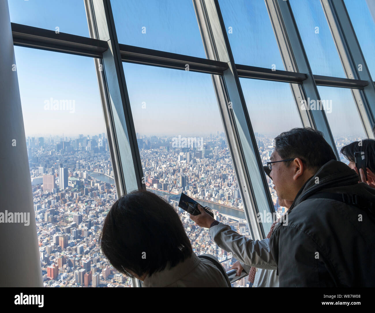 Les visiteurs appréciant la vue aérienne sur la ville depuis le pont d'observation de la Tokyo Skytree, Tokyo, Japon Banque D'Images