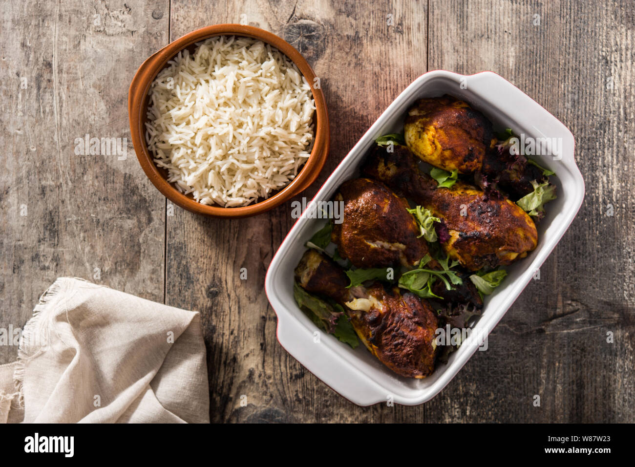 Poulet tandoori grillés avec du riz basmati sur table en bois. Vue d'en haut Banque D'Images