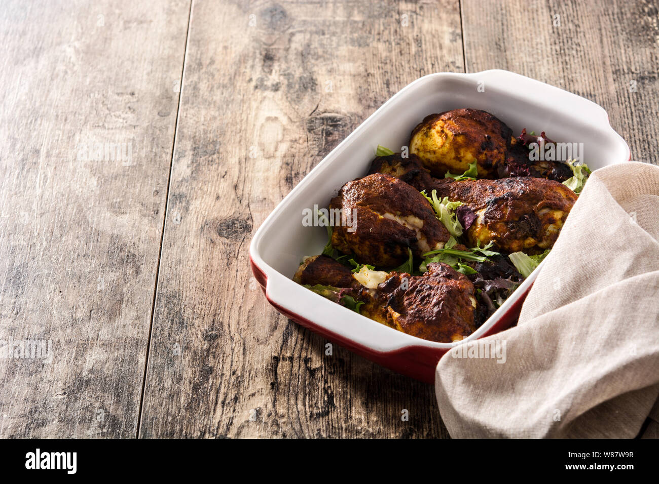 Poulet tandoori grillés avec du riz basmati sur table en bois. Copyspace Banque D'Images