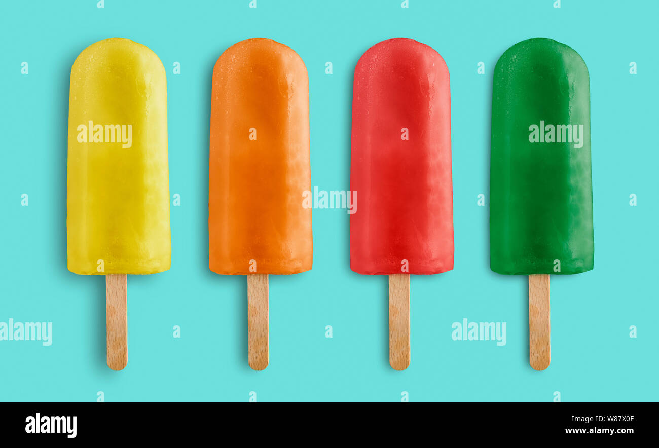 Variété de fruits ice lolly sur fond bleu Banque D'Images