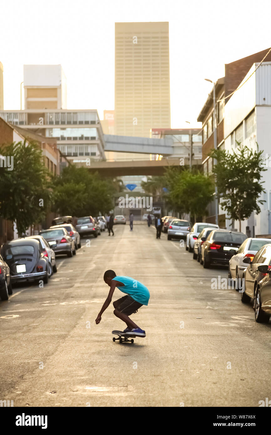 Johannesburg, Afrique du Sud - le 29 janvier 2012 : Jeune garçon skate dans les rues vides de la Cité Maboneng dans le centre de Johannesburg CBD Banque D'Images