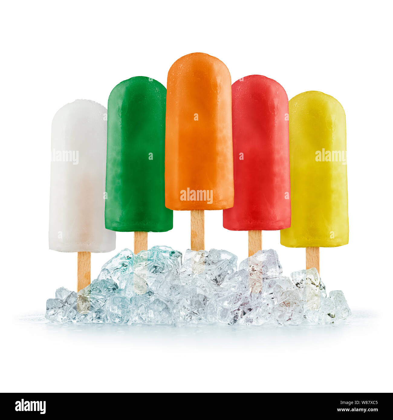 Variété de fruits ice lolly sur des cubes de glace, sur fond blanc Banque D'Images