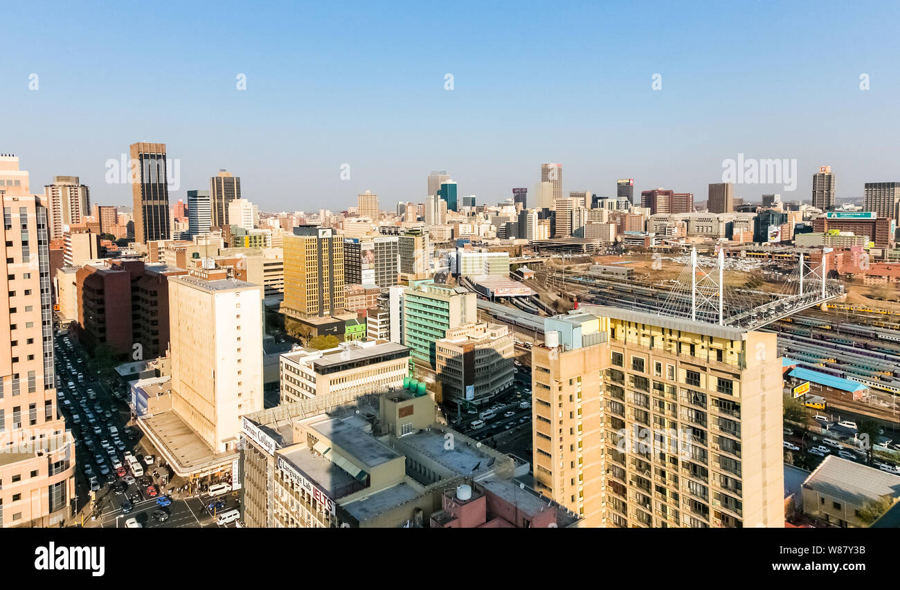 Johannesburg, Afrique du Sud - le 29 août 2013 : Nelson Mandela bridge et ligne de chemin de fer passagers à Braamfontein Johannesburg CBD Banque D'Images