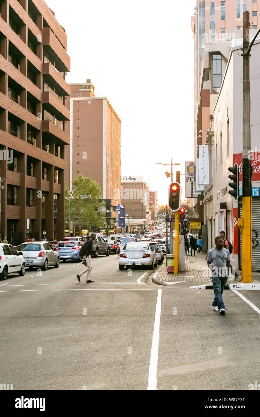 Johannesburg, Afrique du Sud - le 29 août 2013 : scènes de rue de Braamfontein banlieue de Johannesburg CBD pendant l'heure de pointe Banque D'Images