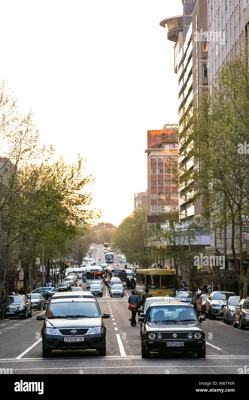 Johannesburg, Afrique du Sud - le 29 août 2013 : scènes de rue de Braamfontein banlieue de Johannesburg CBD pendant l'heure de pointe Banque D'Images