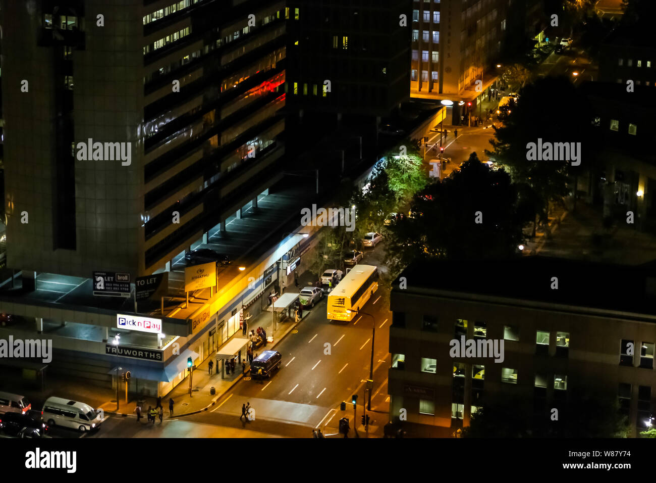 Johannesburg, Afrique du Sud - le 17 septembre 2013 : High Angle view of illuminated building et des scènes de rue de Braamfontein banlieue de Johannesburg CBD un Banque D'Images