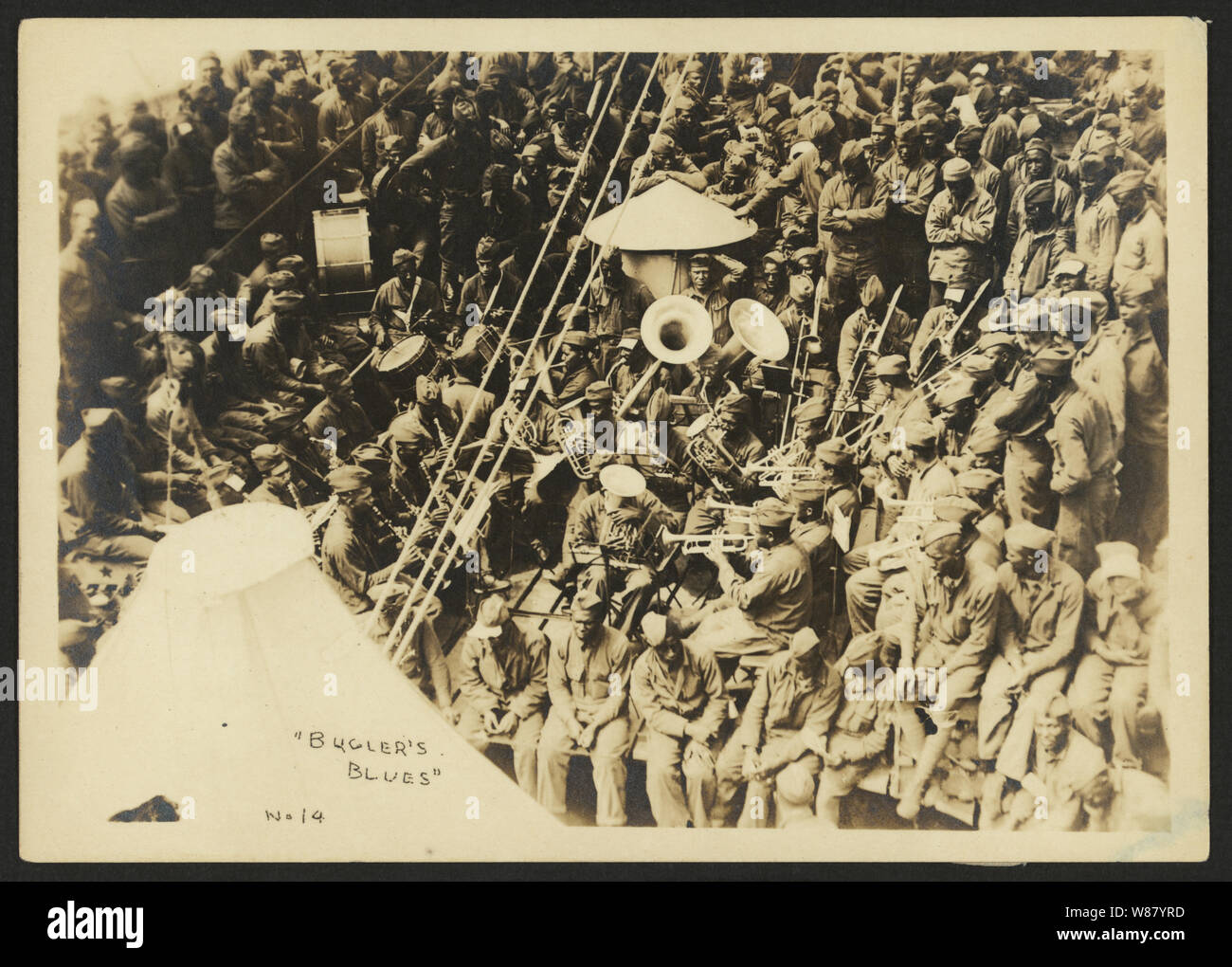 Pioneer 803rd Infantry Battalion sur le U.S.S. Philippines (transport de troupes), du port de Brest, France, le 18 juillet, 1919. no 14, clairon's blues Banque D'Images