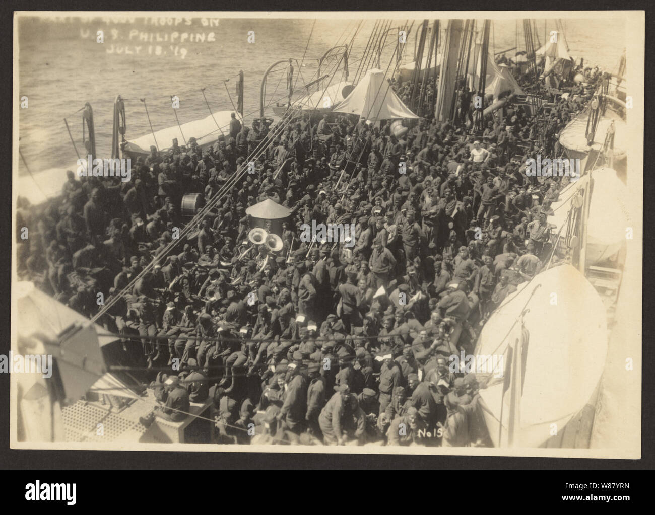 Pioneer 803rd Infantry Battalion sur le U.S.S. Philippines (transport de troupes), du port de Brest, France, le 18 juillet 1919, no. 15, partie de 4000 soldats sur l'U.S.S. @Philippine Banque D'Images