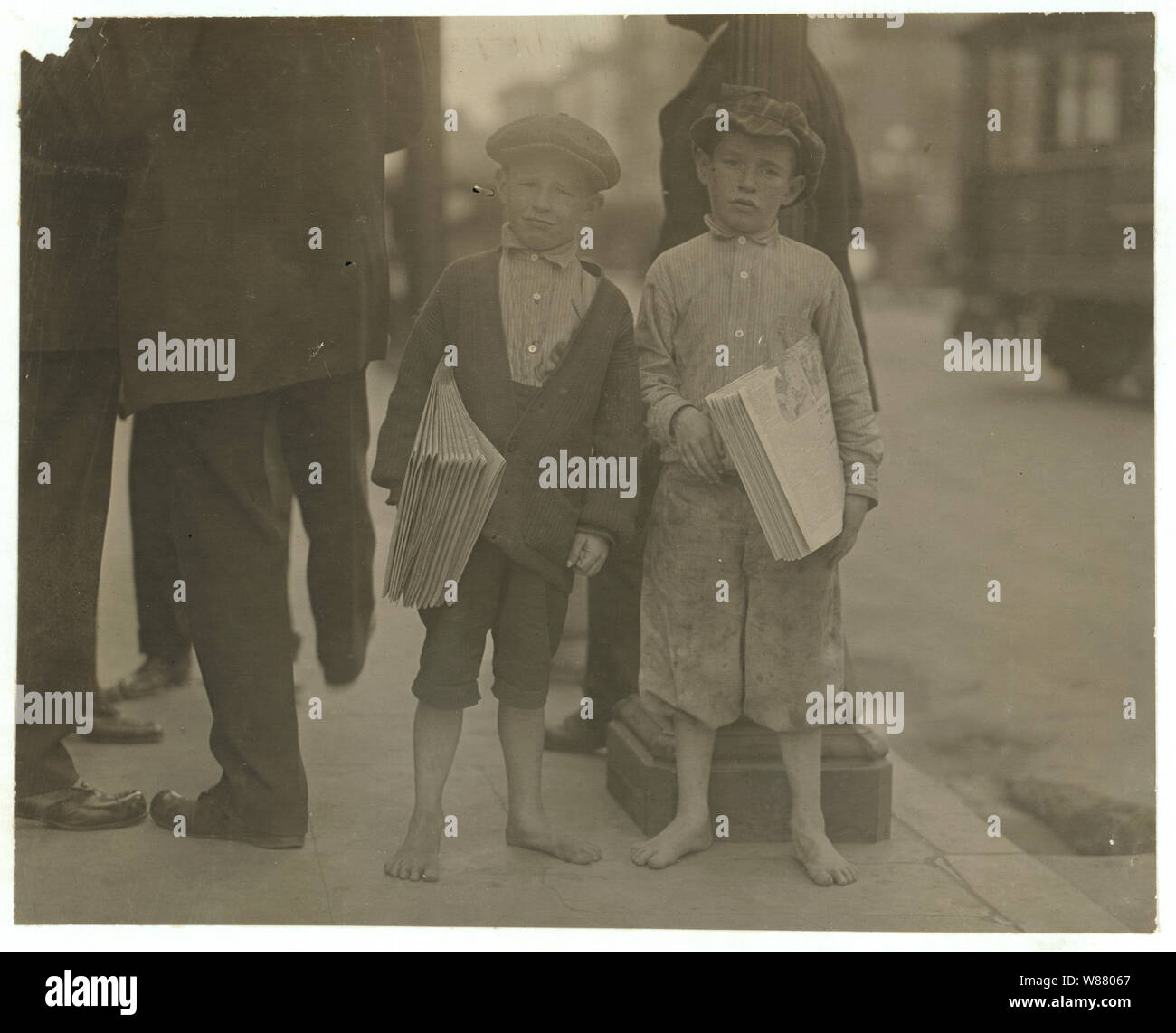 9 ans newsie et son frère âgé de 7 ans rouge. Spécimen difficile de Los Angeles newsboys. Voir rapport de la Californie. Banque D'Images