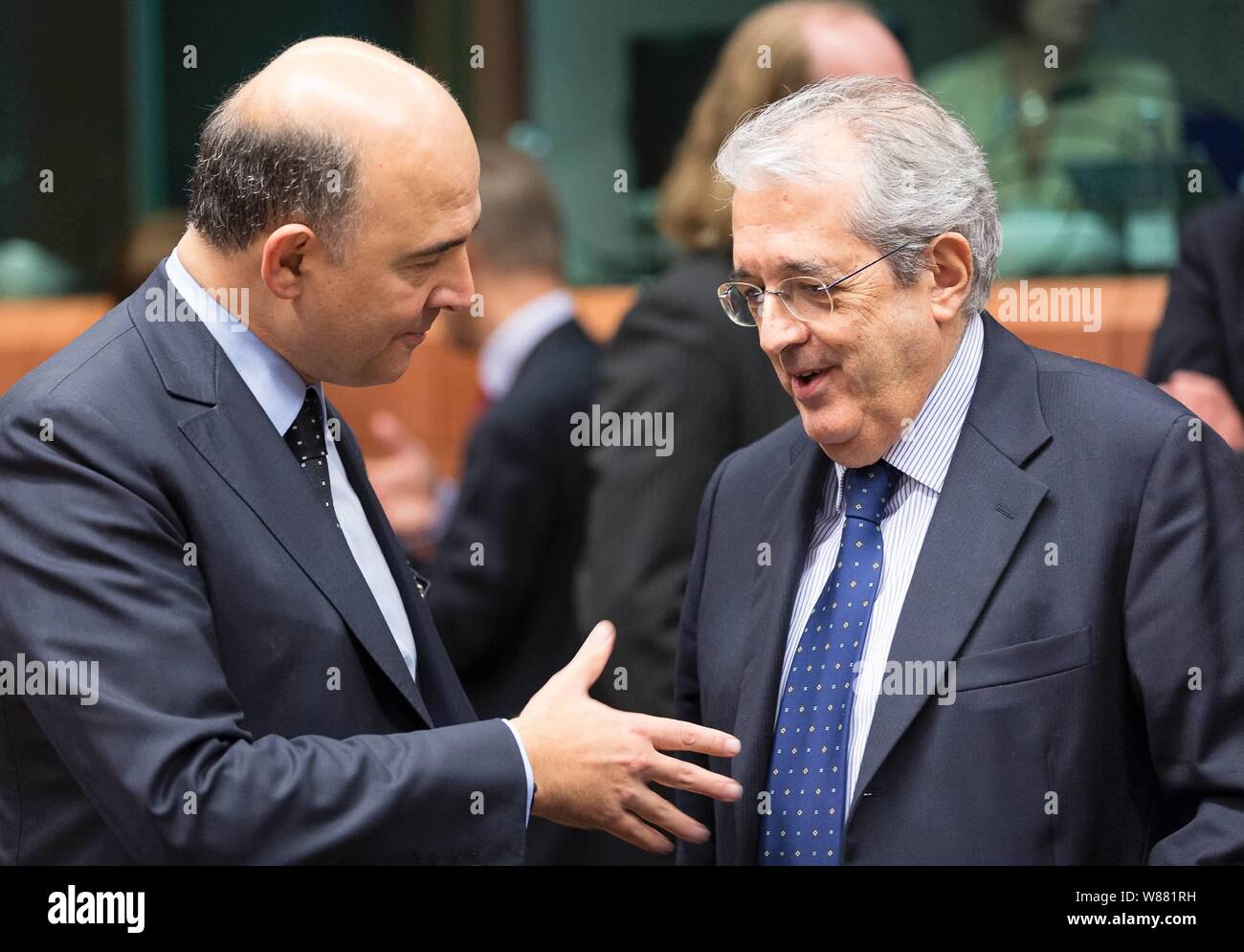 Conseil des ministres de l'Eurogroupe au siège du Conseil européen à Bruxelles. Dans l'image Pierre Moscovivi et Fabrizio Saccomanni Bruxelles, Belgique, le 14 novembre 2013. - Ministre français des Finances et Économie Pierre MOSCOVICI (L) parle avec le Ministre italien de l'économie et des finances Fabrizio Saccomanni (R) avant la réunion des ministres de l'Eurogroupe dans le siège du Conseil de l'UE. (Thierry Monasse / Fotogramma, Bruxelles - 2013-11-14) ps la photo est utilisable à l'égard du contexte dans lequel elle a été prise, et sans intention diffamatoire de la dignité des personnes représentées (T Banque D'Images