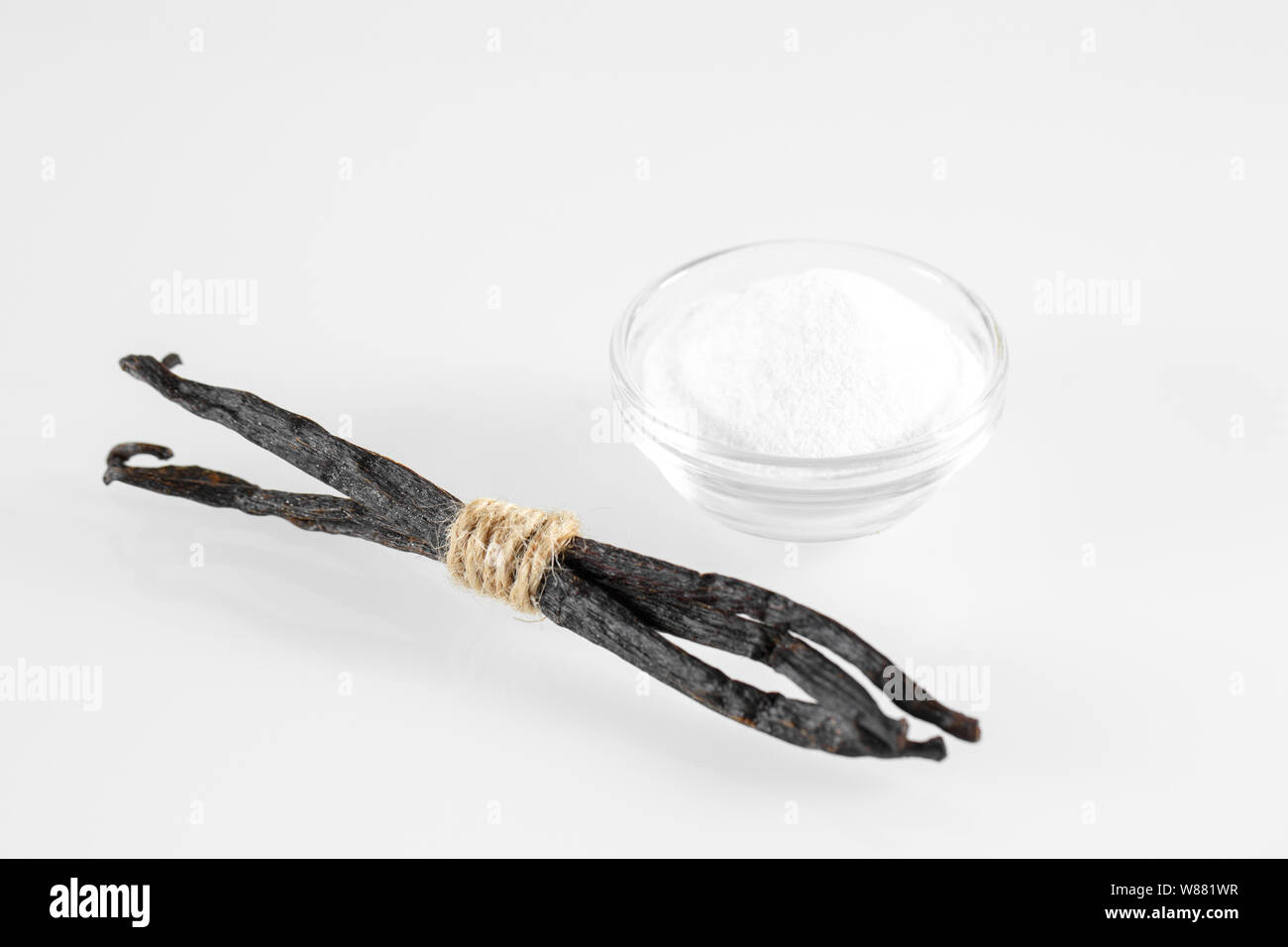 Sucre vanillé et sucre isolé sur blanc. Banque D'Images