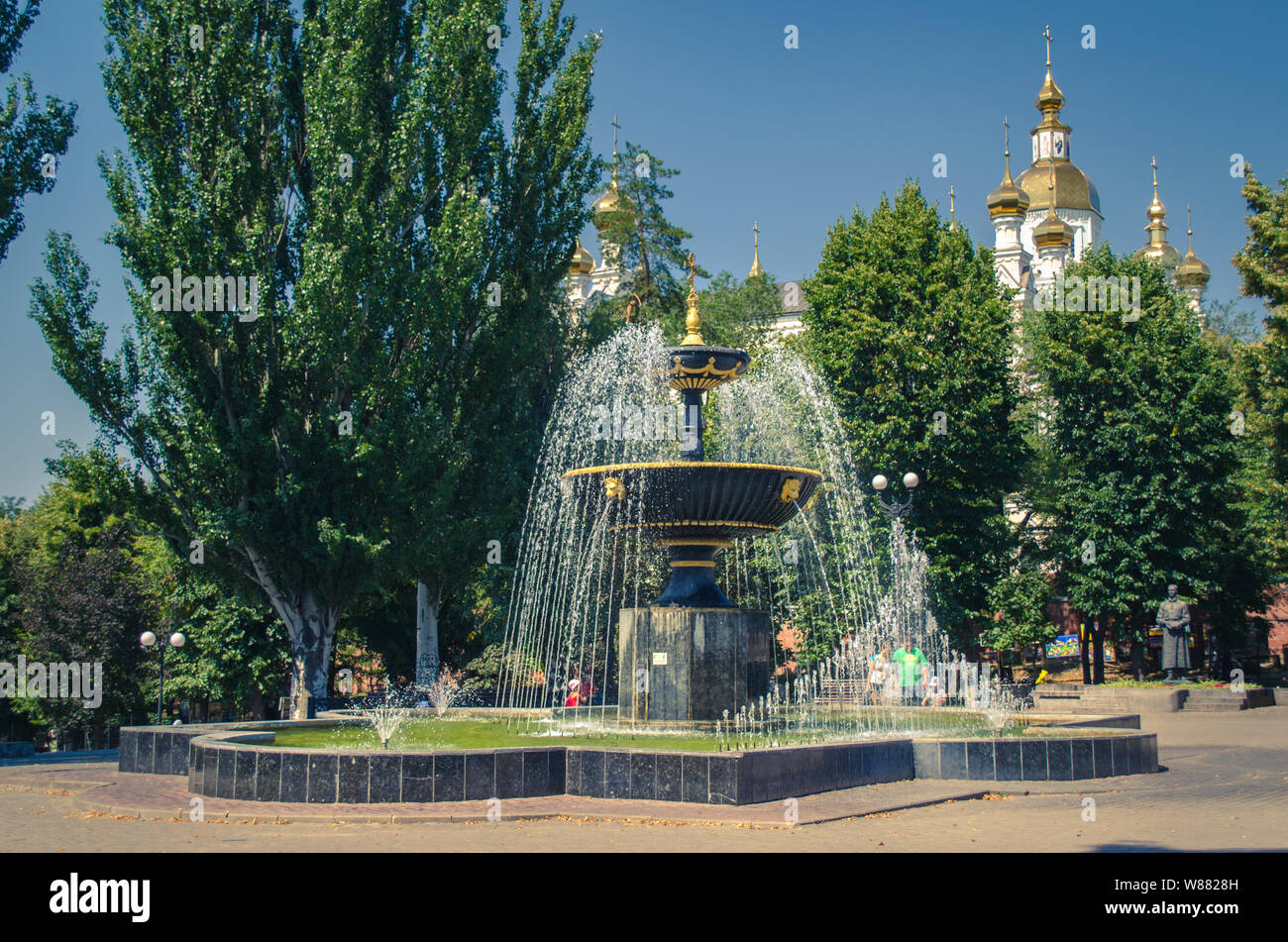 Vue sur la fontaine et Saint Pokrovsʹky Hommes monastère à l'arrière-plan à Kharkiv, Ukraine. Journée ensoleillée en été à Kharkiv. Banque D'Images