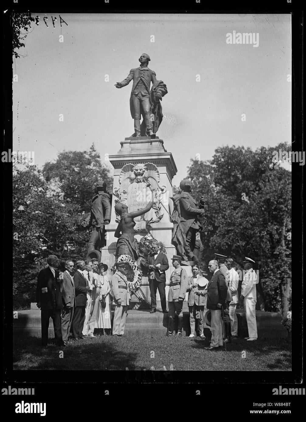 Un comité des fils de la révolution et autres couronnes de placer sur statue de Lafayette au square qui porte son nom Banque D'Images