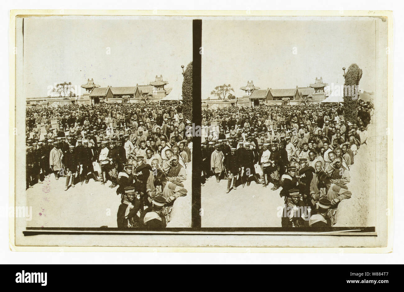 Une foule de soldats japonais ; des coolies chinois à droite au premier plan, la Mandchourie Banque D'Images