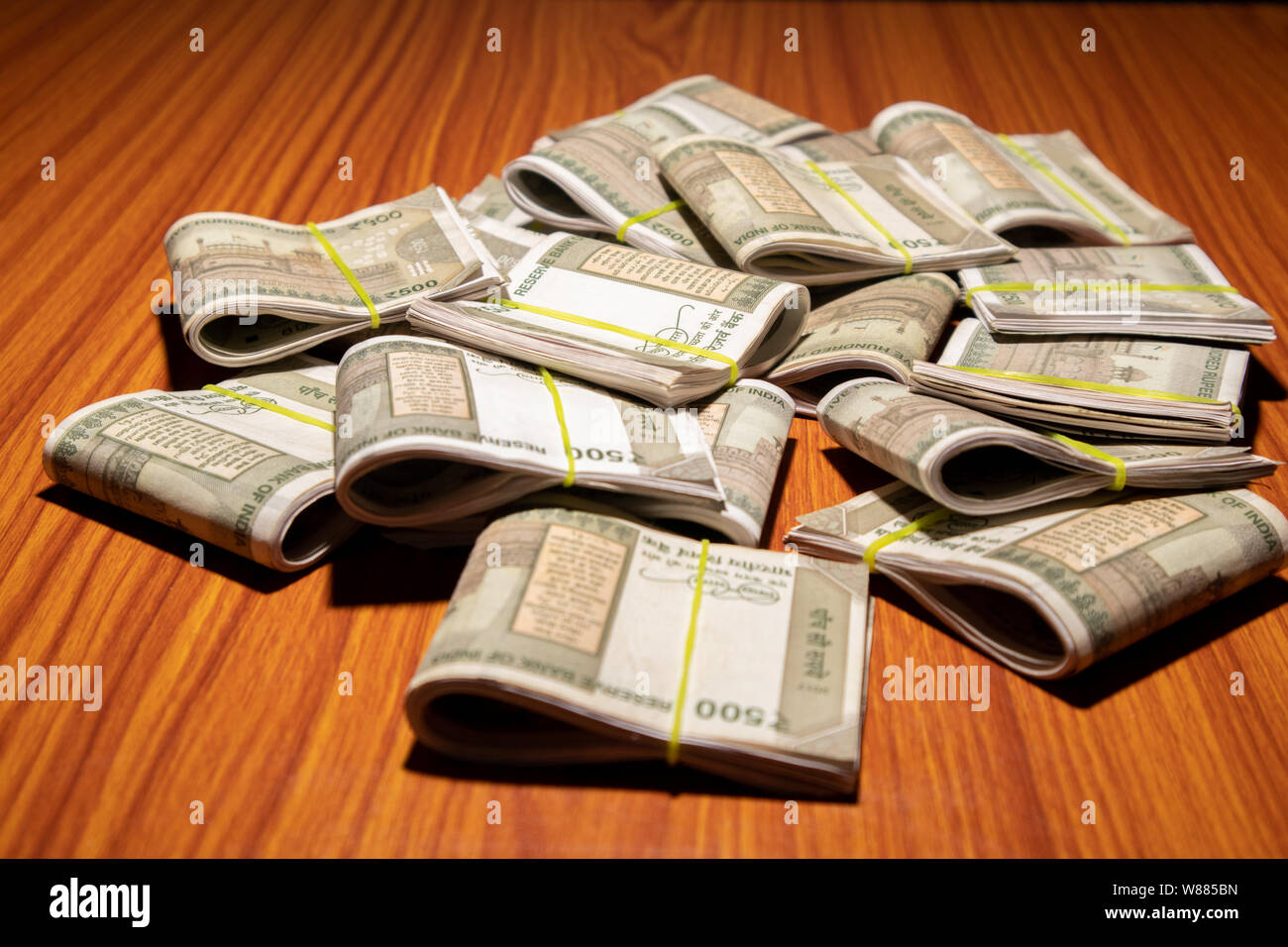 Concept de l'argent noir montrant Pile de monnaie indienne sur la table dans une pièce sombre. Banque D'Images
