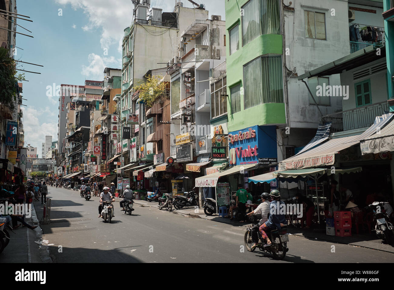 Ho Chi Minh Ville, Vietnam - 02/17/2019 : une vue de jour de la populaire rue backpacker Bui Vien. Banque D'Images