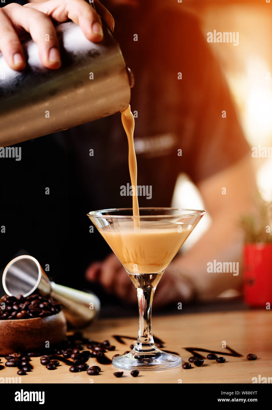 Barman pouring coffee cocktail sur barre en bois Banque D'Images