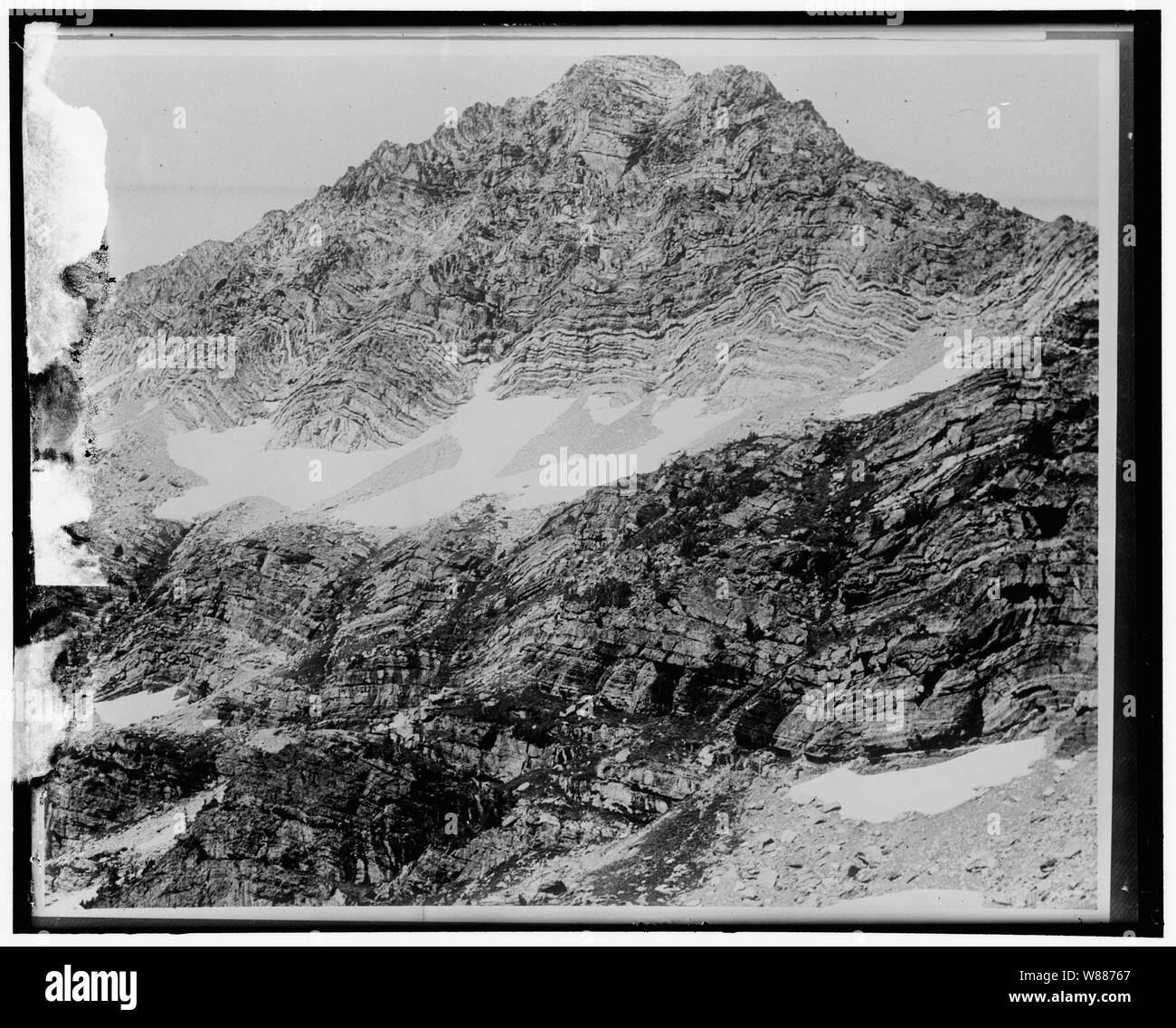 Une curiosité géographique : Mt. Edwards, dans le Glacier National ce pic, 9 000 pieds de haut, faisait partie d'un lit de l'océan 100 miago. Une énorme pression de loin ci-dessous vers le haut, forcé les glaciers, les pluies, les neiges et ronge ses côtés. Coquillages et d'autres formes de la vie dans l'océan se trouvent incrustés dans les pentes rocheuses Banque D'Images