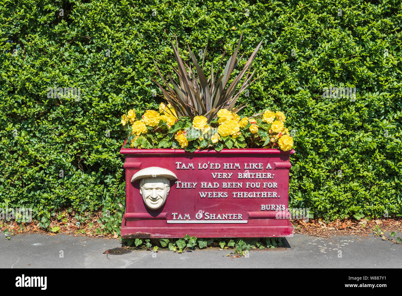 Boîte à fleurs à l'extérieur de Burns cottage, Alloway, Ayr, Ecosse avec une caractérisation de Tam O'Shanter et une citation d'un poème de Robert Burns Banque D'Images