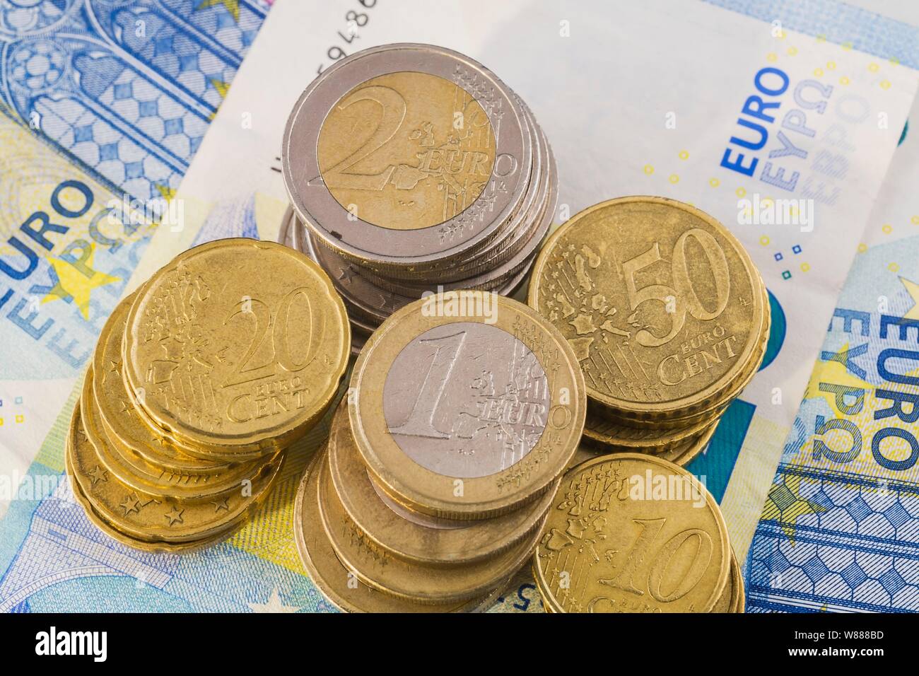 Diverses pièces en euro sur le dessus de 20 billets en euro, Allemagne Banque D'Images