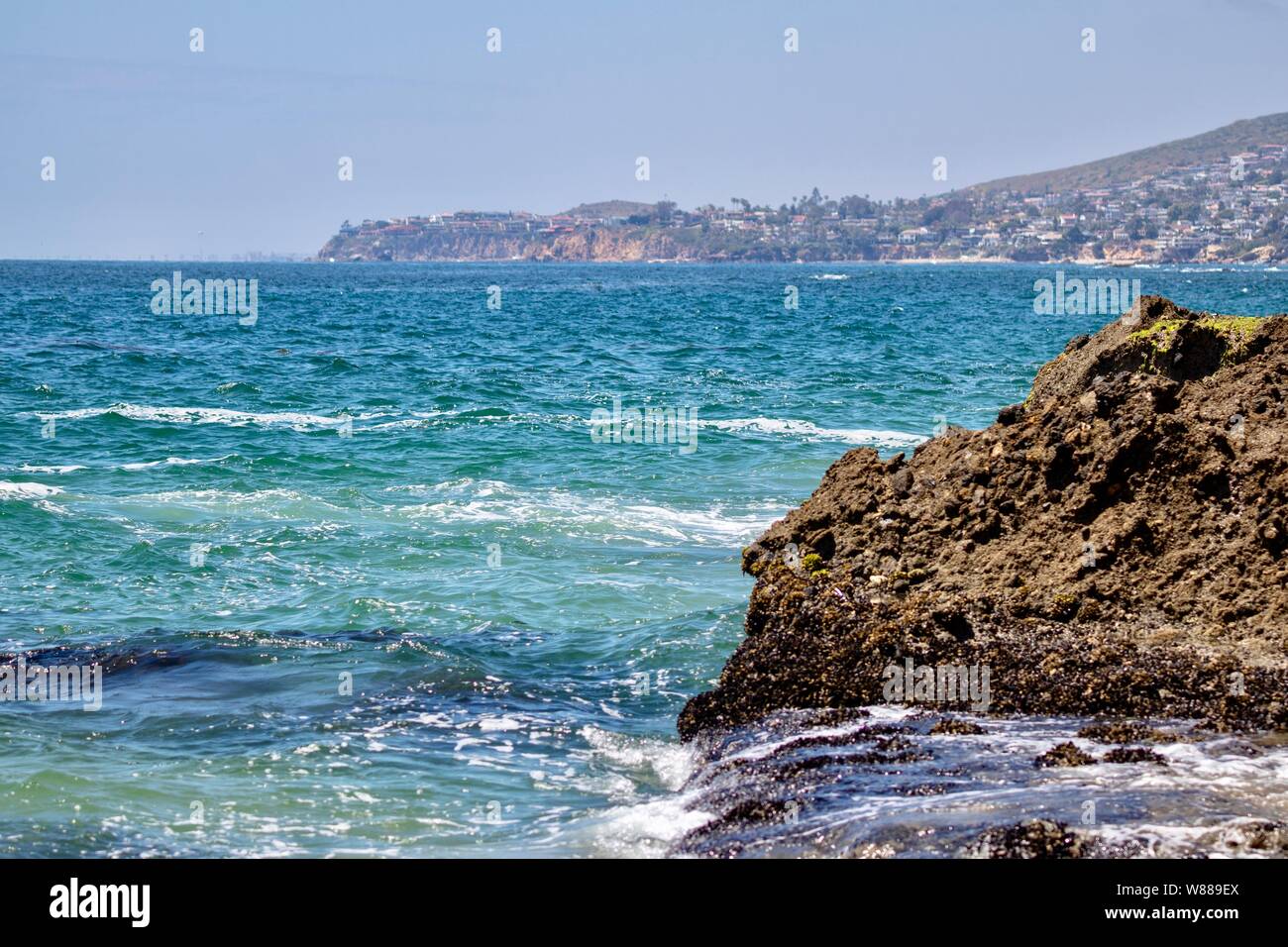 Seascape avec falaise rocheuse à Laguna Beach, Californie Banque D'Images