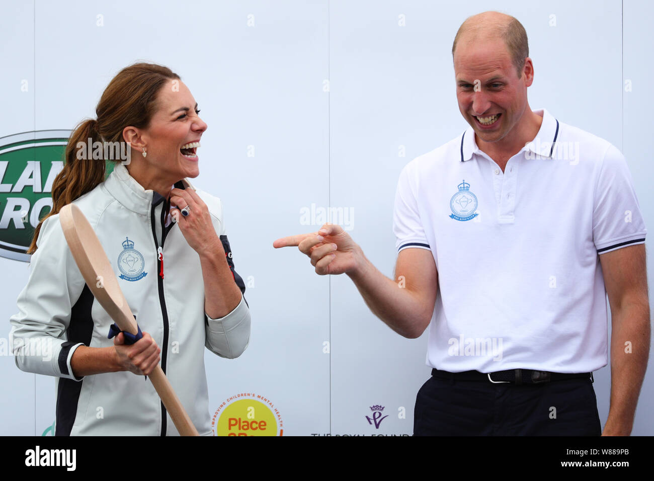 Le duc de Cambridge et la duchesse de Cambridge au cours de la remise des prix pour le King's Cup à Cowes sur l'île de Wight. Le couple royal est allé tête à tête dans la régate en soutien de leurs causes de bienfaisance. Banque D'Images