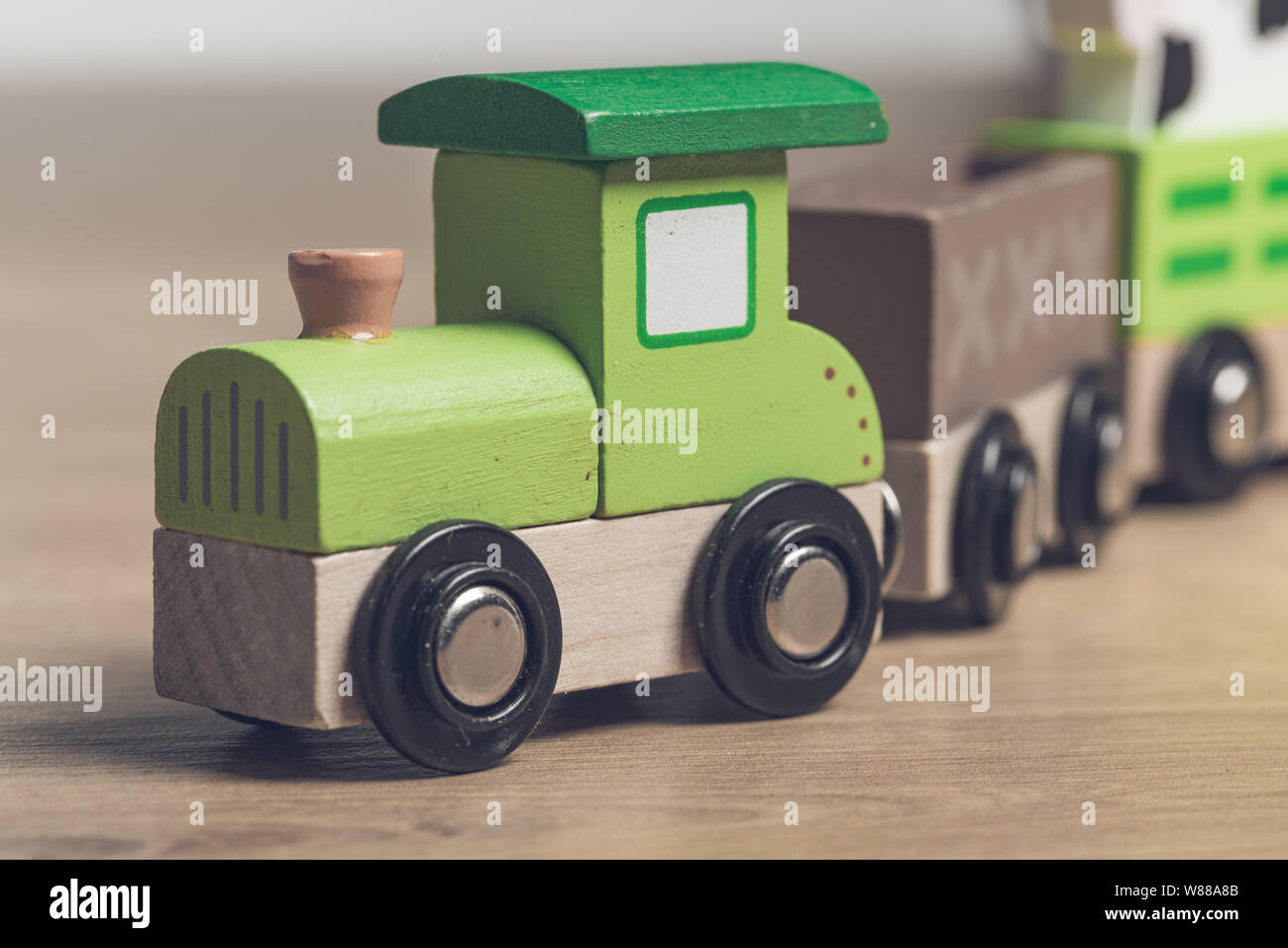 Petit train en bois vert close up on a wooden surface Banque D'Images