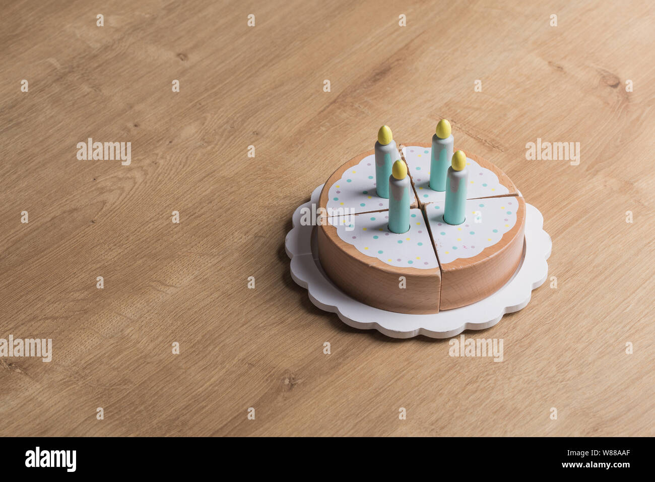 Gateau D Anniversaire En Bois Jouet Avec Des Bougies Sur Un Fond De Bois Photo Stock Alamy