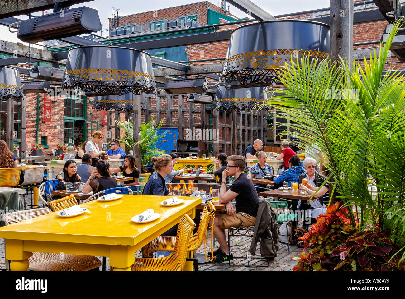 Toronto, Ontario, Canada - le 6 juin 2018 : le Distillery District, l'ancien Gooderham and Worts, est un lieu historique national qui englobent des cafés, resta Banque D'Images