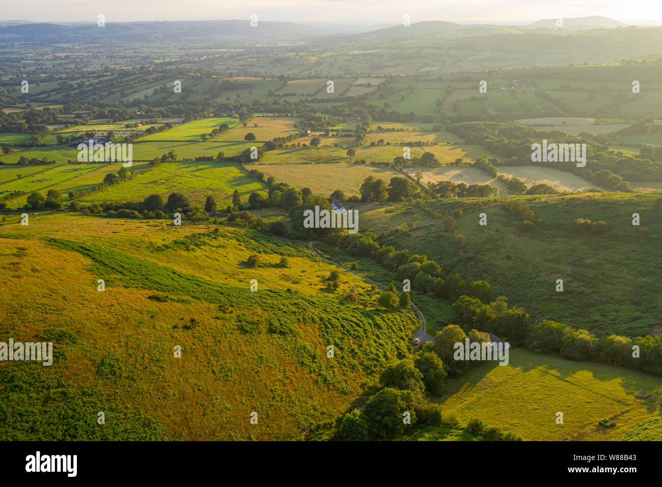 Vue aérienne plus vallonné aux champs agricoles au coucher du soleil d'été. Le Shropshire Hills en Royaume-Uni Banque D'Images