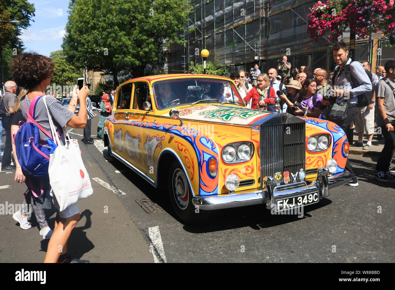 London UK. 8 août 2019. Beatles fans cheer comme une Rolls Royce avec décorations psychadelic arrive sur le 50e anniversaire de l'album Abbey Road sorti le 8 août 1969.Crédit : amer ghazzal/Alamy Live News Banque D'Images