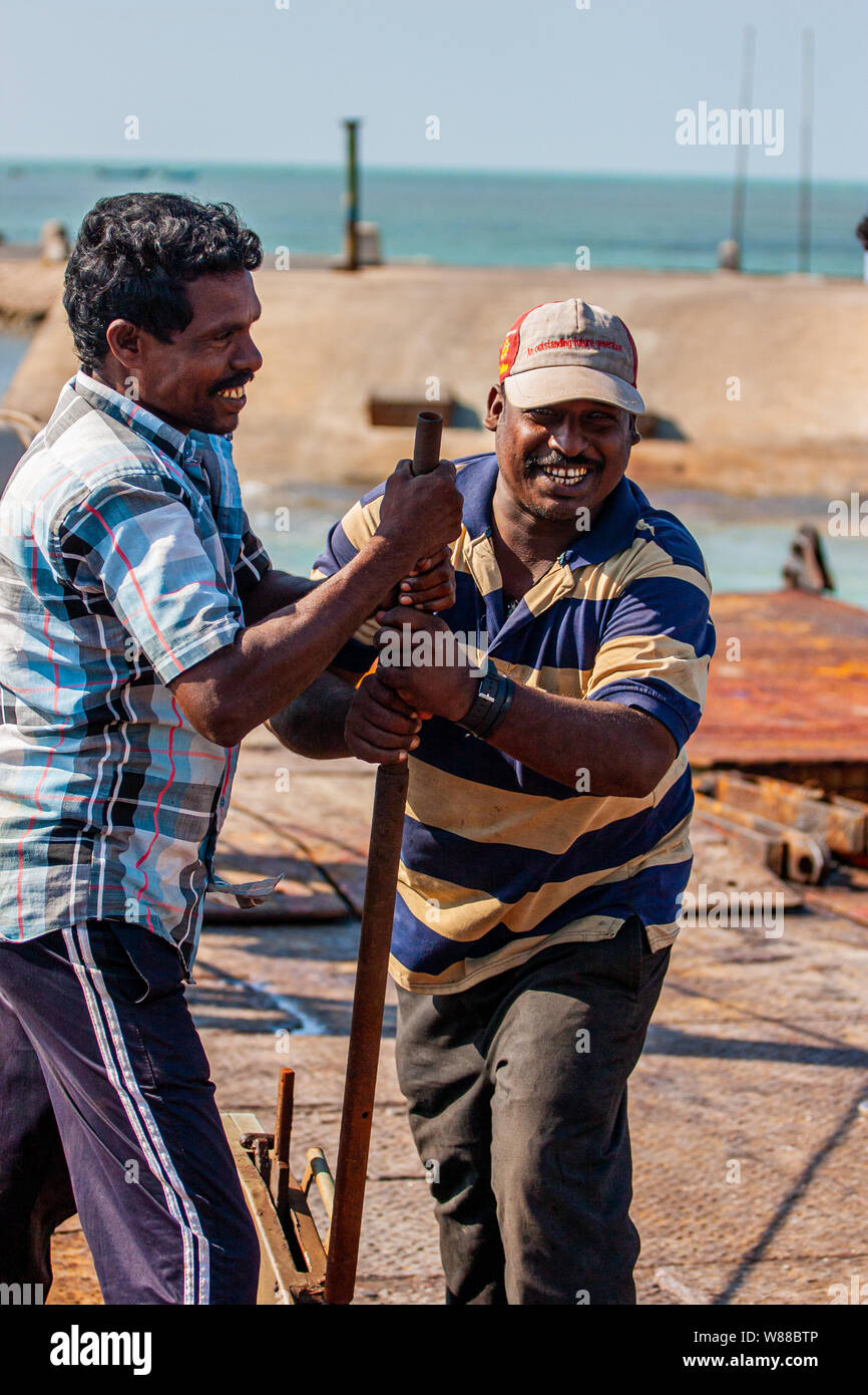 L'homme de travail au Sri Lanka en mer Banque D'Images