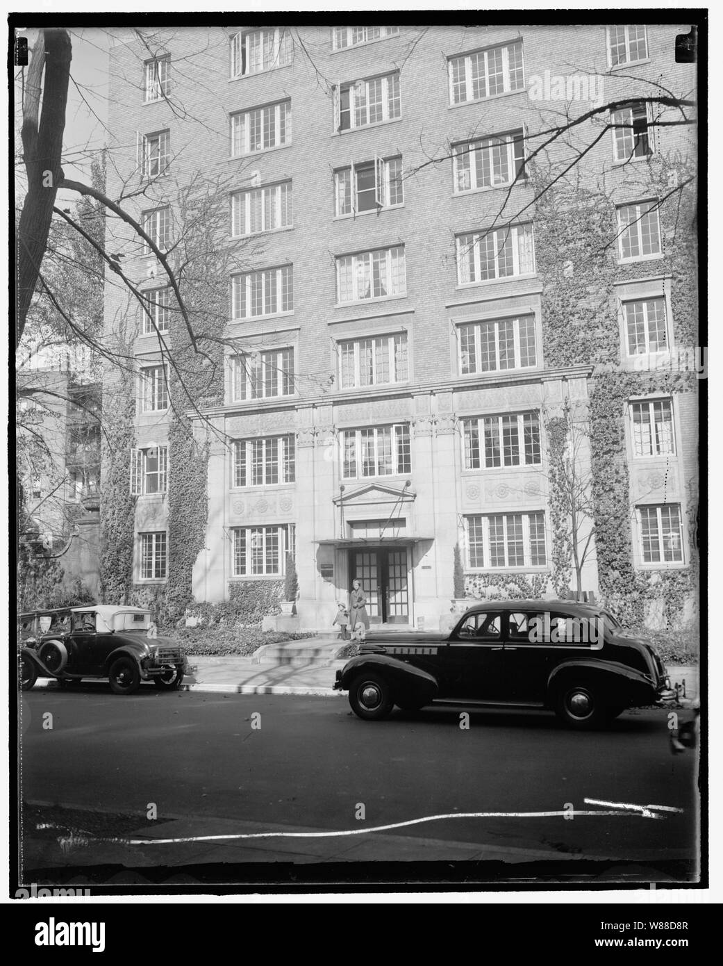 Tante Bessie's home. Washington, D.C., le 29 octobre. Cette unimposing appartement maison sera sans aucun doute la scène de la visite du duc et de la Duchesse de Windsor quand ils viennent dans la capitale nationale au cours du mois prochain. C'est le domicile de Mme D.C. Merryman, la Duchesse' tante Bessie. Le bâtiment est situé dans un quartier résidentiel, juste à côté de Michigan Avenue. 10/29/37 Banque D'Images