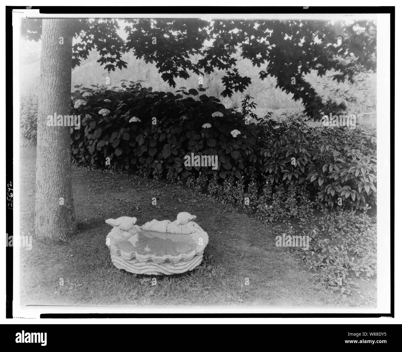 Le Beacon Hill House, Arthur James Curtiss house, Beacon Hill Road, Newport, Rhode Island. Birdbath Banque D'Images