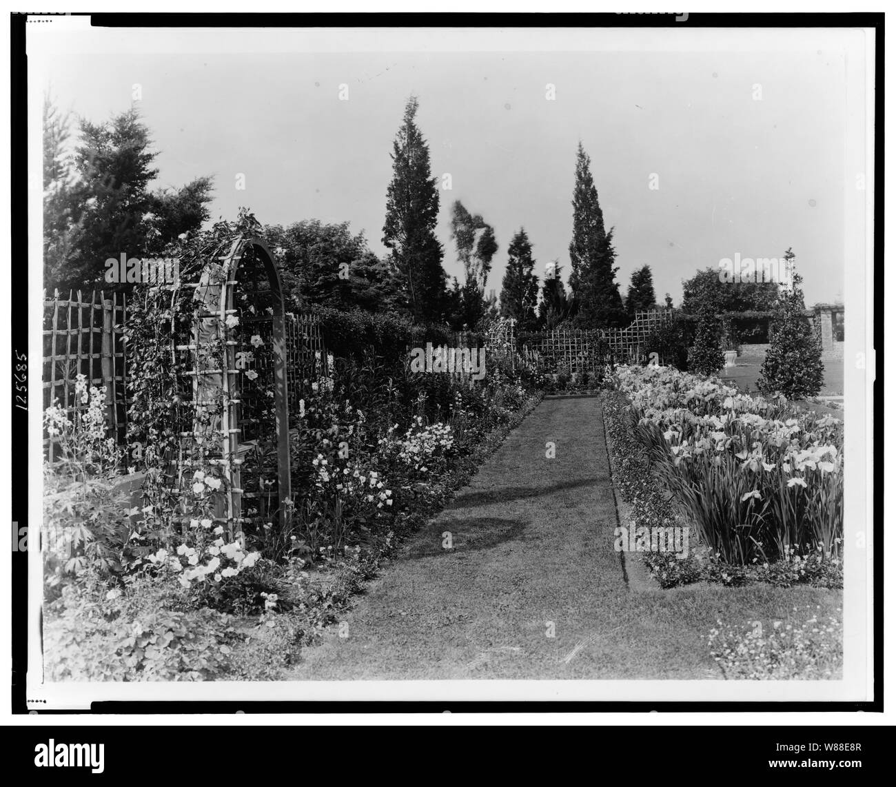 Le Beacon Hill House, Arthur James Curtiss house, Newport, Rhode Island. Blue Garden flower border et trellis Banque D'Images