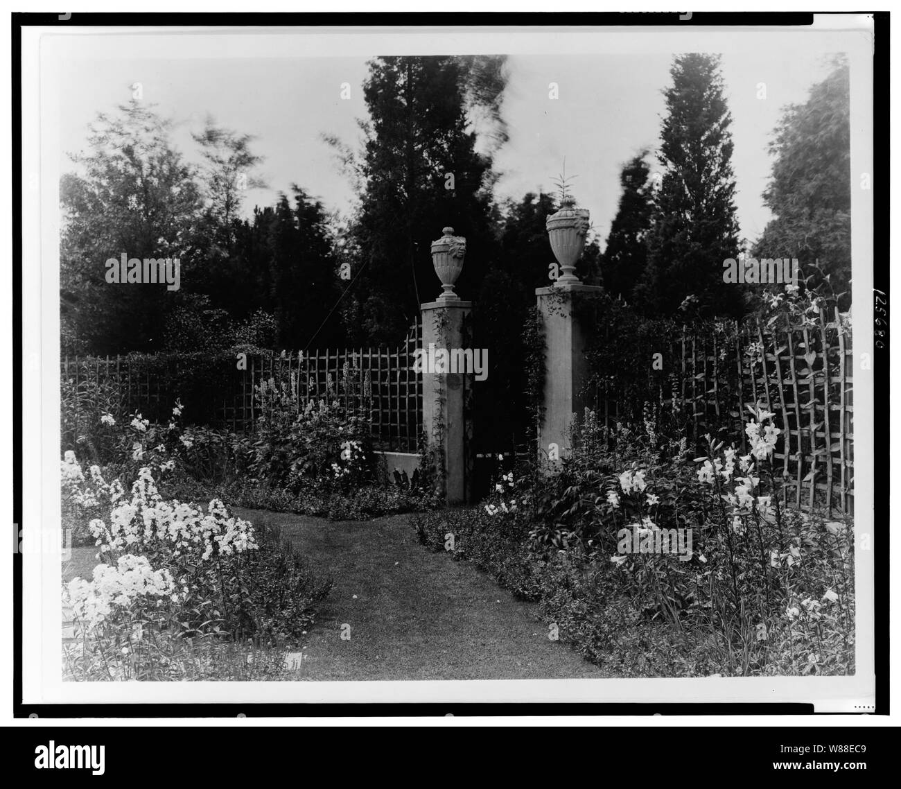 Le Beacon Hill House, Arthur James Curtiss house, Newport, Rhode Island. Fleurs et de colonnes dans le jardin bleu Banque D'Images