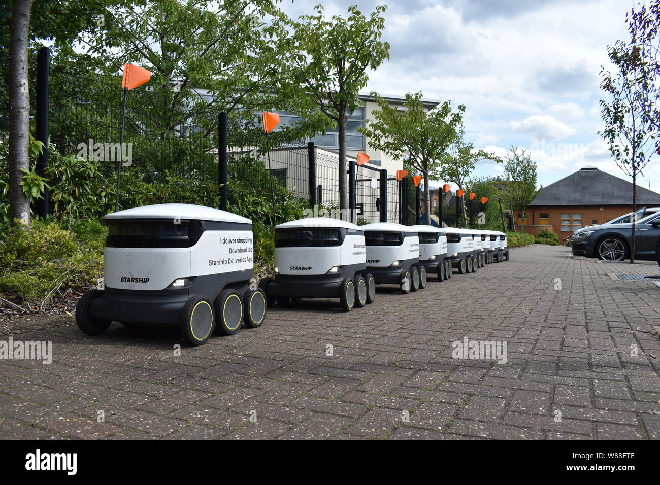 Livraison à la Starship robots Co-op, Emerson Valley, Milton Keynes. Ces robots apprennent les routes pour livrer l'épicerie de la coopérative. Banque D'Images