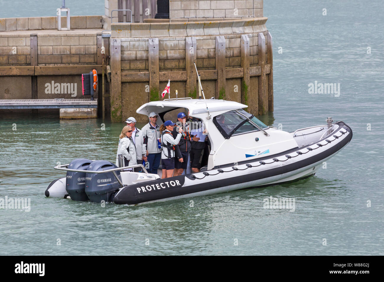 Cowes, île de Wight, Hampshire UK. 8 Aug 2019. Kings Cup voile organisé par le duc et la duchesse de Cambridge a lieu un jour plus tôt en raison de la météo. Kate, Kate Middleton et le Prince William, Va, se rendent à leurs embarcations à coque rigide protecteur Targa bateau gonflable RIB. Credit : Carolyn Jenkins/Alamy Live News Banque D'Images