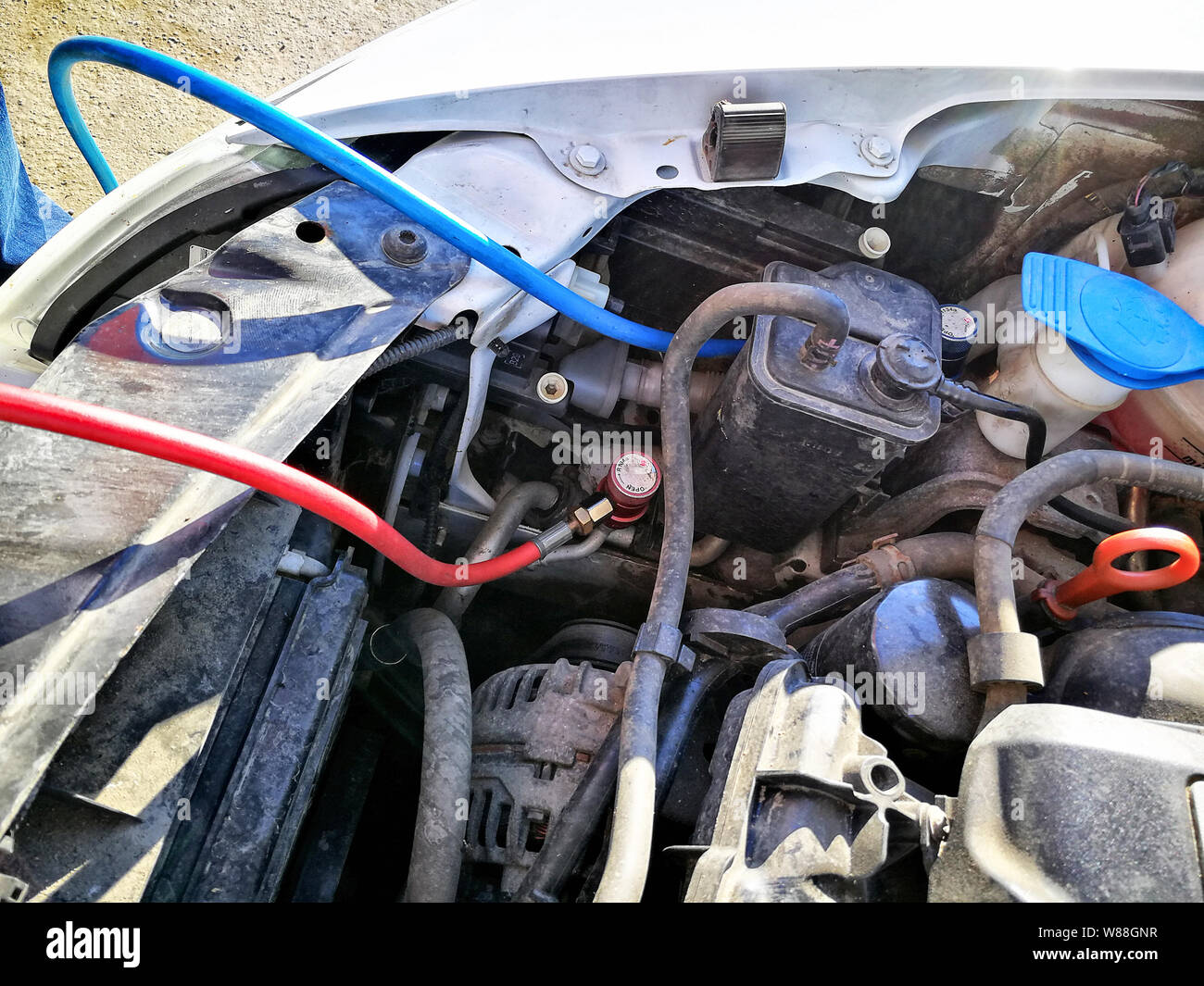 Recharge de climatisation automobile Photo Stock - Alamy