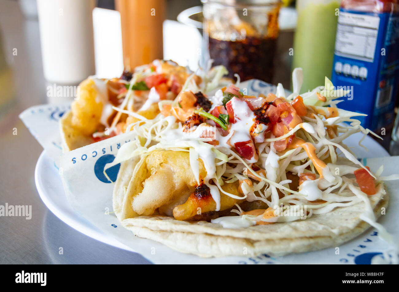 Tacos de poissons et de crevettes, de fruits de mer style Baja California tacos servi avec choux,tomates,la coriandre et une variété de salsas Banque D'Images