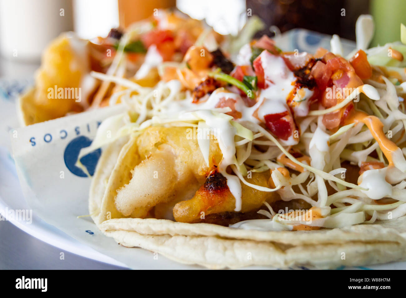 Tacos de poissons et de crevettes, de fruits de mer style Baja California tacos servi avec choux,tomates,la coriandre et une variété de salsas Banque D'Images