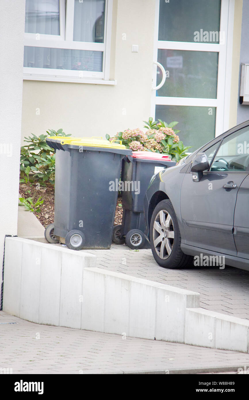 Conteneurs à ordures près de la maison pour la collecte des déchets séparés Banque D'Images