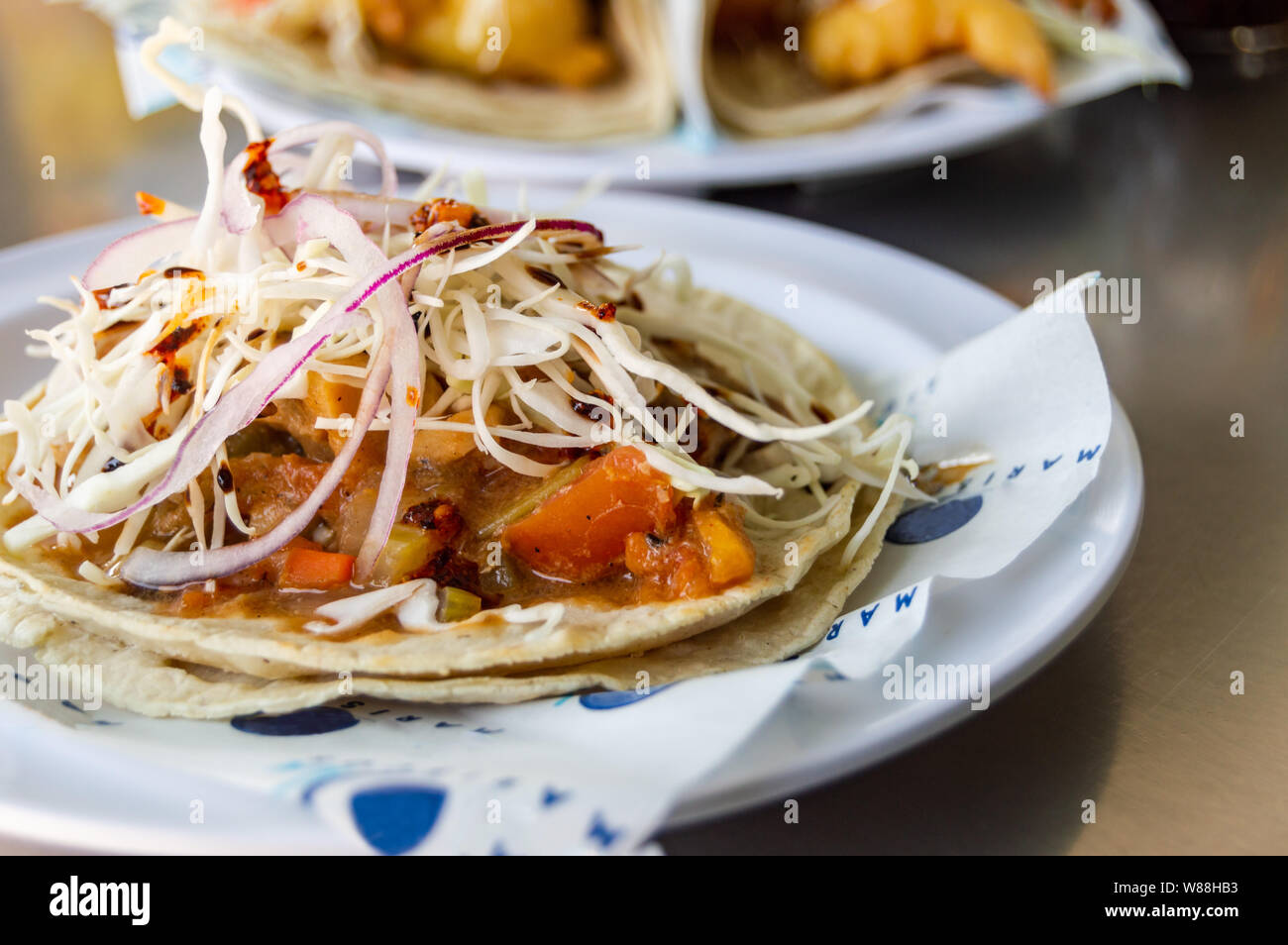 Manta Ray tacos, Baja California tacos de fruits de mer de style fait avec compotée de Manta Ray, servi avec du chou, oignons et salsa Banque D'Images